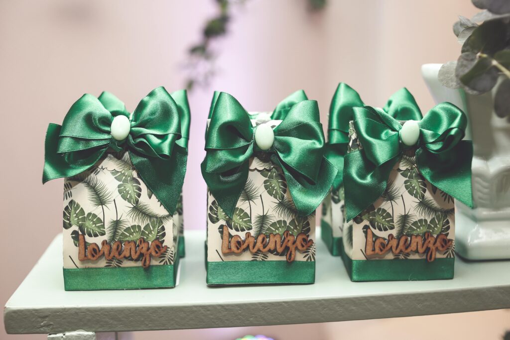 Caixa de cartonagem artesanal personalizada Madame Brasilis com estampa de folhagem verde.